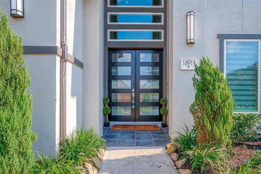 Approaching the property, you are greeted by a beautiful stucco elevation complemented by modern double glass front doors and tasteful landscaping. The home’s commanding curb appeal is further enhanced by its no-front-neighbor positioning, offering unobstructed views and additional privacy.