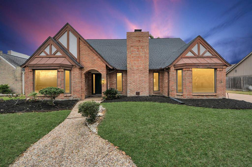 Welcome to 1802 Warwickshire in the desirable community of Country Village.