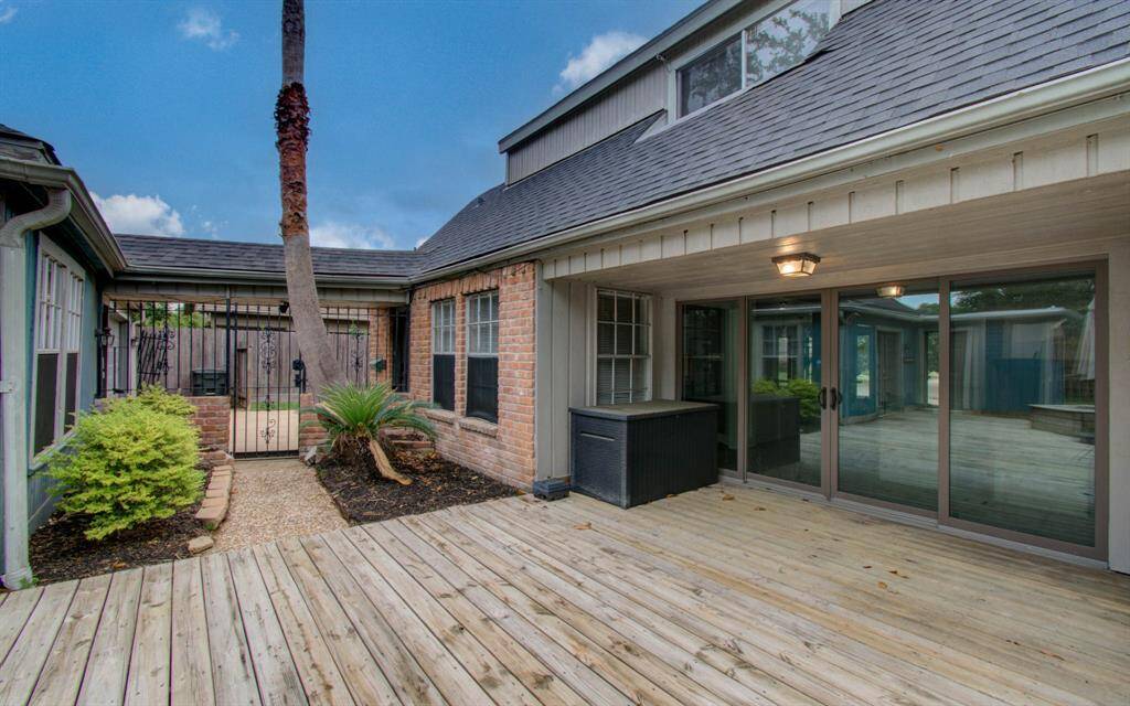 Spacious deck just off the living room, great for outdoor entertaining.