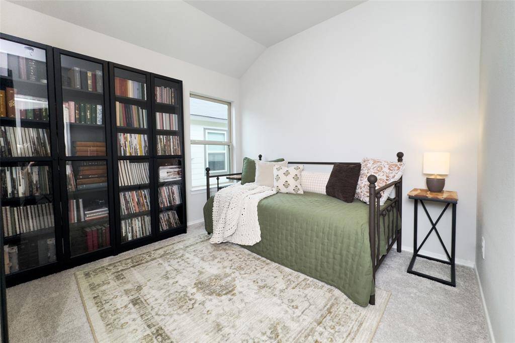 Cozy spare bedroom.