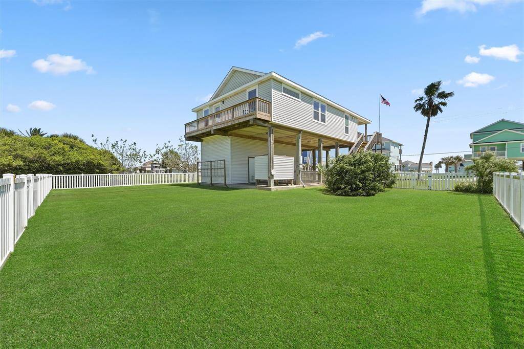 This elevated beach house offers a fully fenced backyard, perfect for pets and outdoor gatherings.