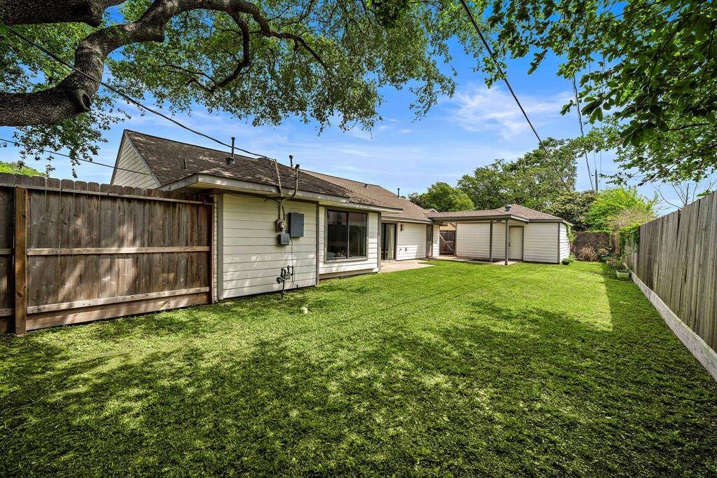 View from the gorgeous matured backyard tree. Perfect for Shaded picnics with family.