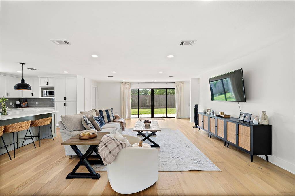 View of the living room and OXXO double doors perfect for indoor/outdoor experience