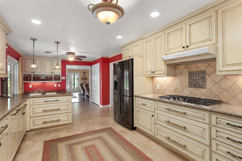 Spacious drawers ideal for pots and pans, paired with a convenient utensil drawer beneath the 5-burner gas cooktop.