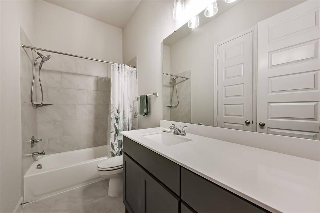 ensuite bath for guest room