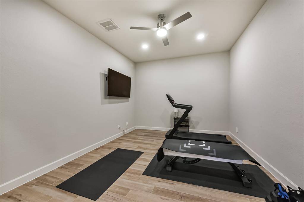 Amazing flex room- currently a gym!