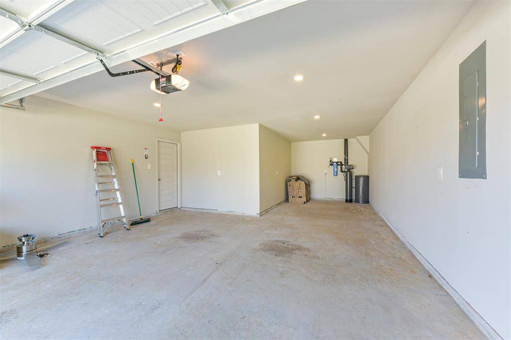 Spacious Tandem 3 CAR GARAGE!
