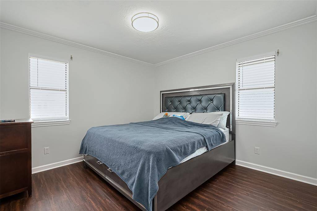 Primary bedroom with the neutral walls create a calming atmosphere, ideal for relaxation.