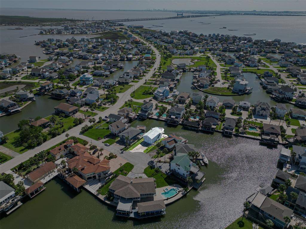 Experience tranquil waterfront living with refreshing breezes and serene surroundings.