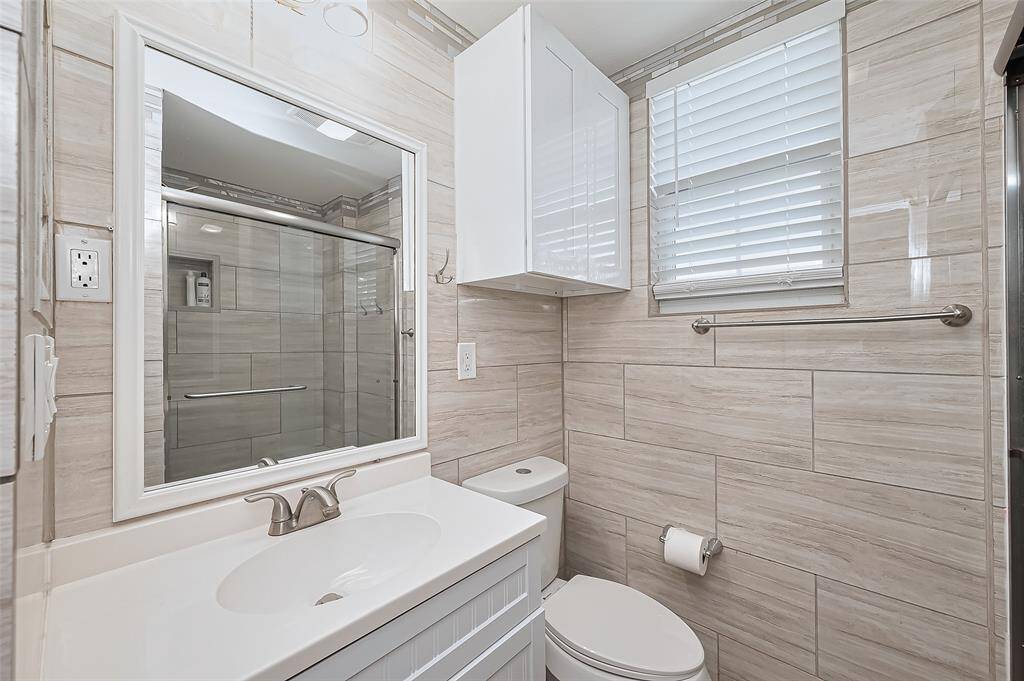 Brand new modern bathroom on the 1st floor.