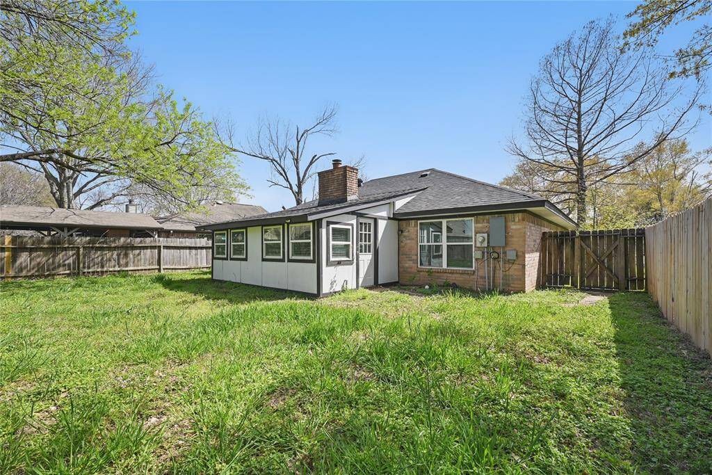 SPACEOUS AND LOVELY BACKYARD FOR YOUR QUIET ENJOYMENT OR PLAY TIME!