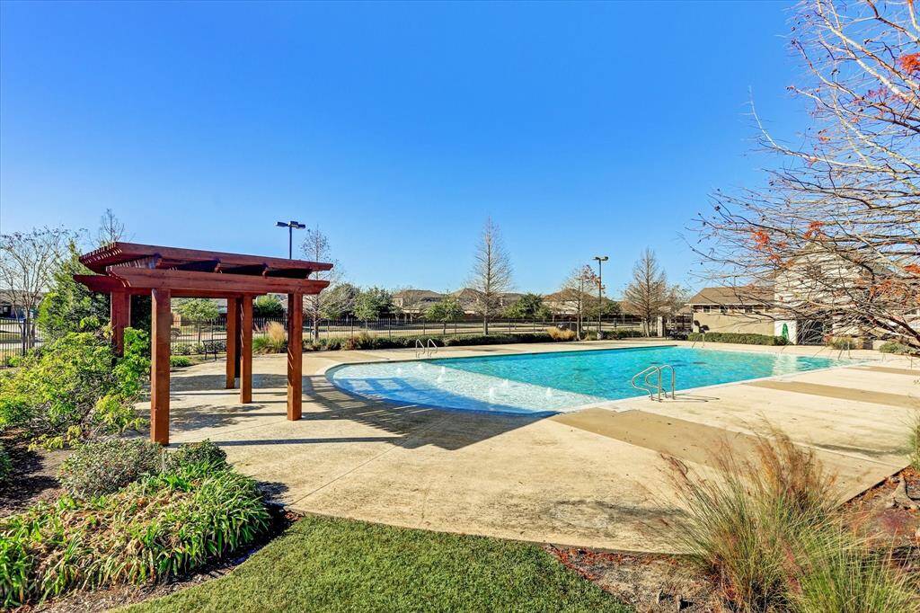 The neighborhood offers exceptional amenities, including a stunning pool and a beautifully designed pool house—perfect for relaxing and entertaining.