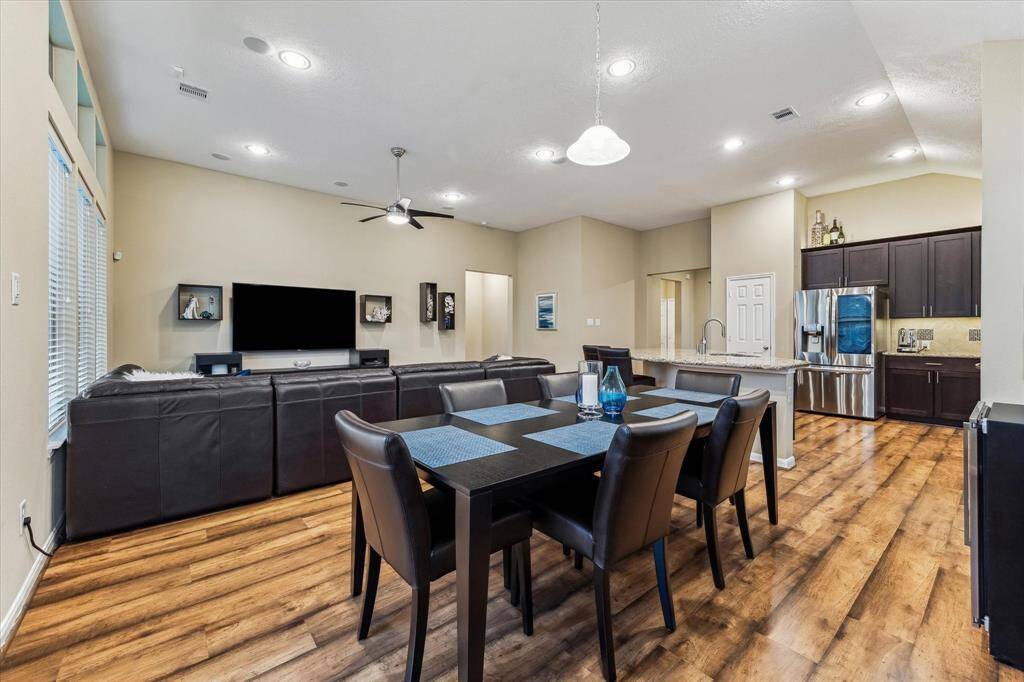 The oversized breakfast area is spacious enough to comfortably fit a full-size dining set—perfect for everyday meals or casual gatherings.