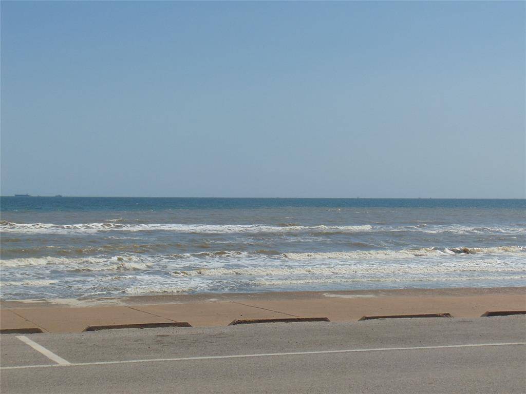 Beach view condo is one block to the beach but you can sit on your patio with a cocktail and enjoy the unobstructed beach views and the breezes. All utilities included in the rent. UTMB is a walk away.