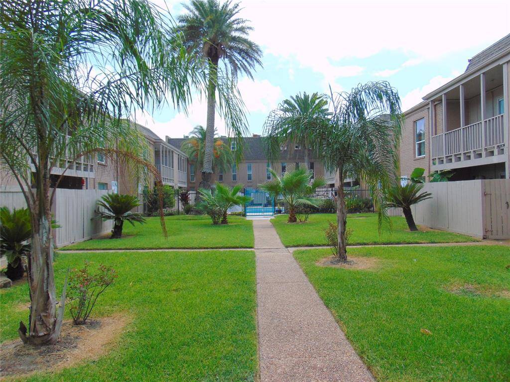 Courtyard towards the pool.