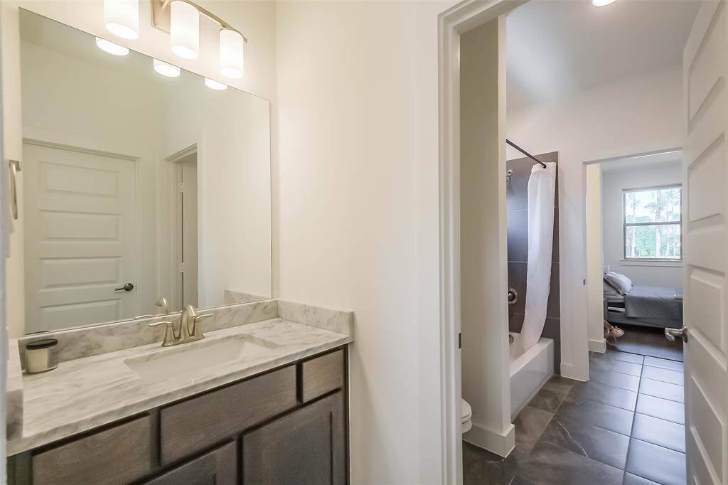 Shared Bath between BR's 3 and 4