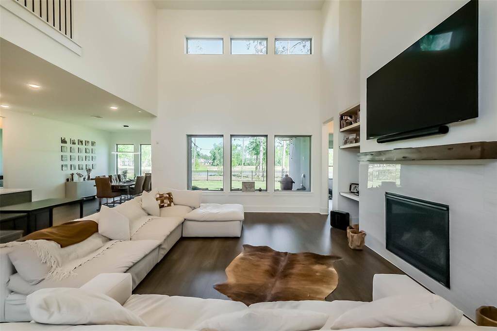 Wow, what a fantastic space to gather together and relax in!