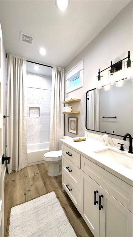 Bath 4 with tub/shower combo