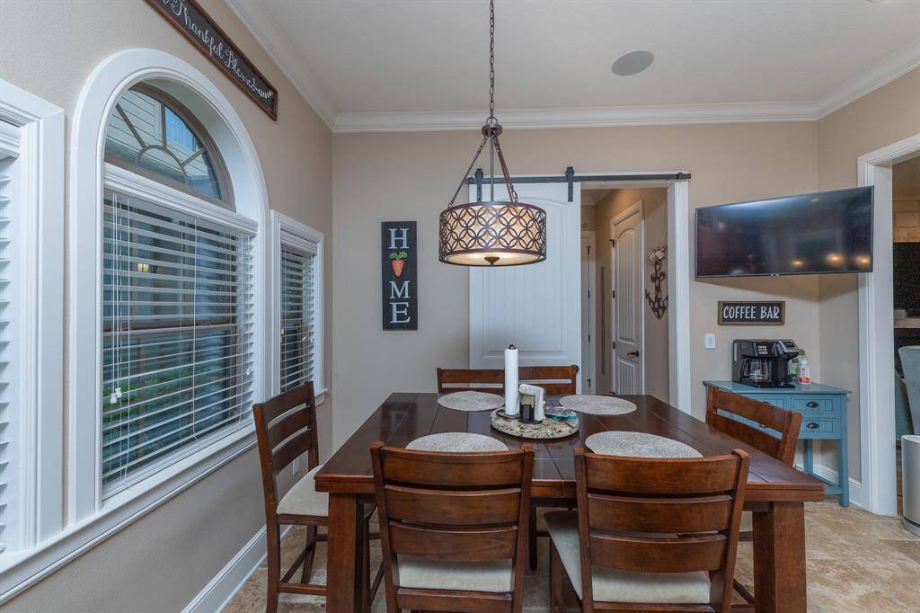 Breakfast room.