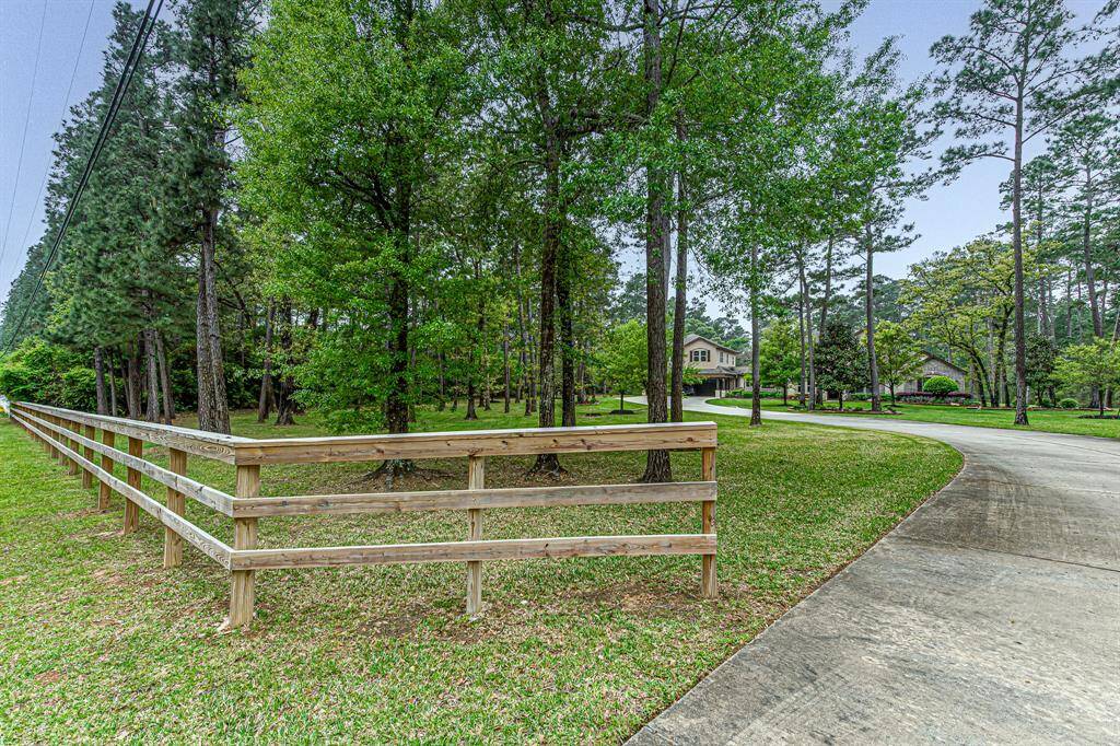 Wooden fence along the front of the property - ready for the lipstick of your choice!