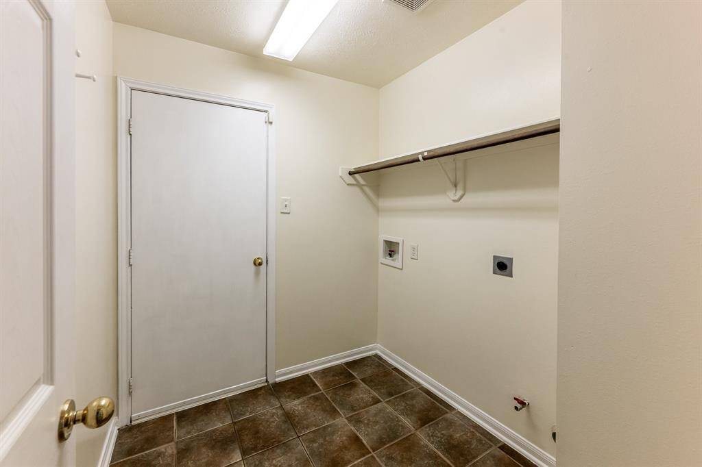 Spacious laundry room