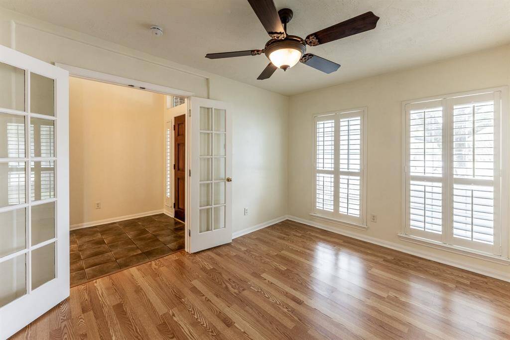 Large windows allow for a light and bright atmosphere in the home office.
