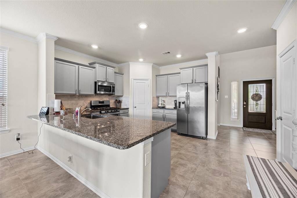 Large kitchen peninsula could serve as a breakfast bar.