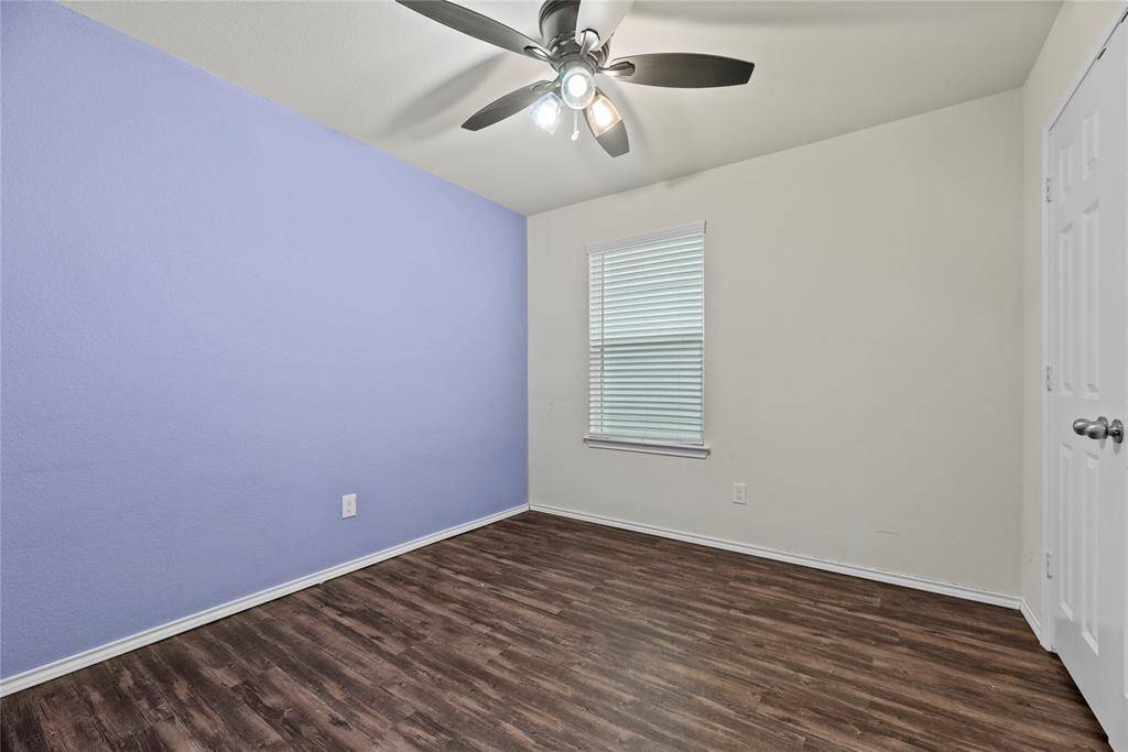 Secondary bedroom.