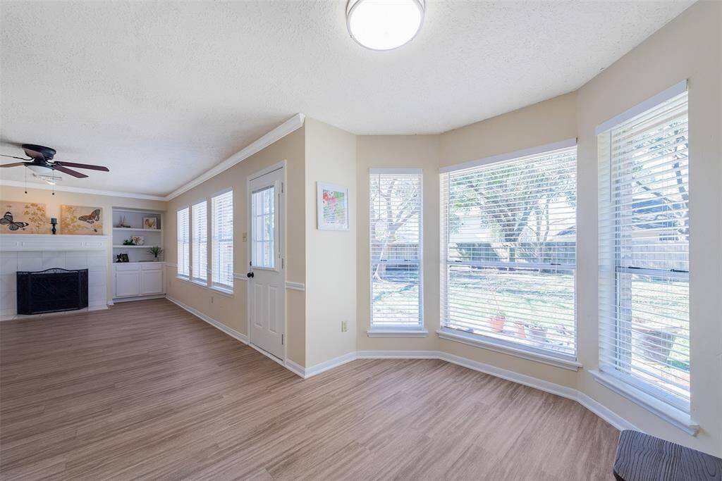 Nicely sized breakfast nook! Beautiful bay window & it opens to the family room!