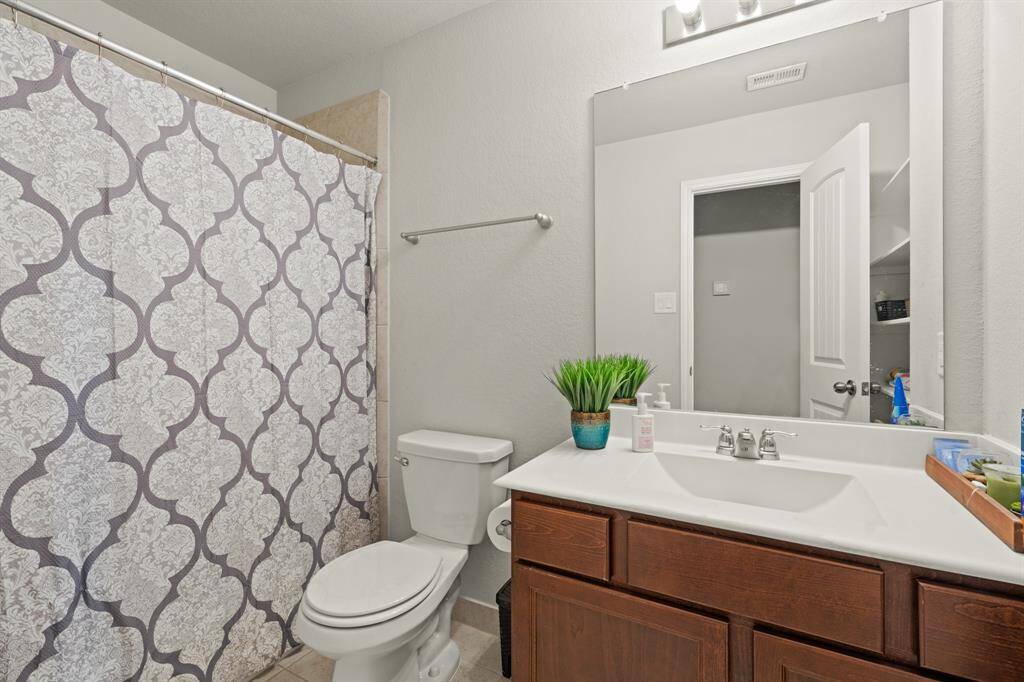 This secondary bathroom features a shower/tub combo.