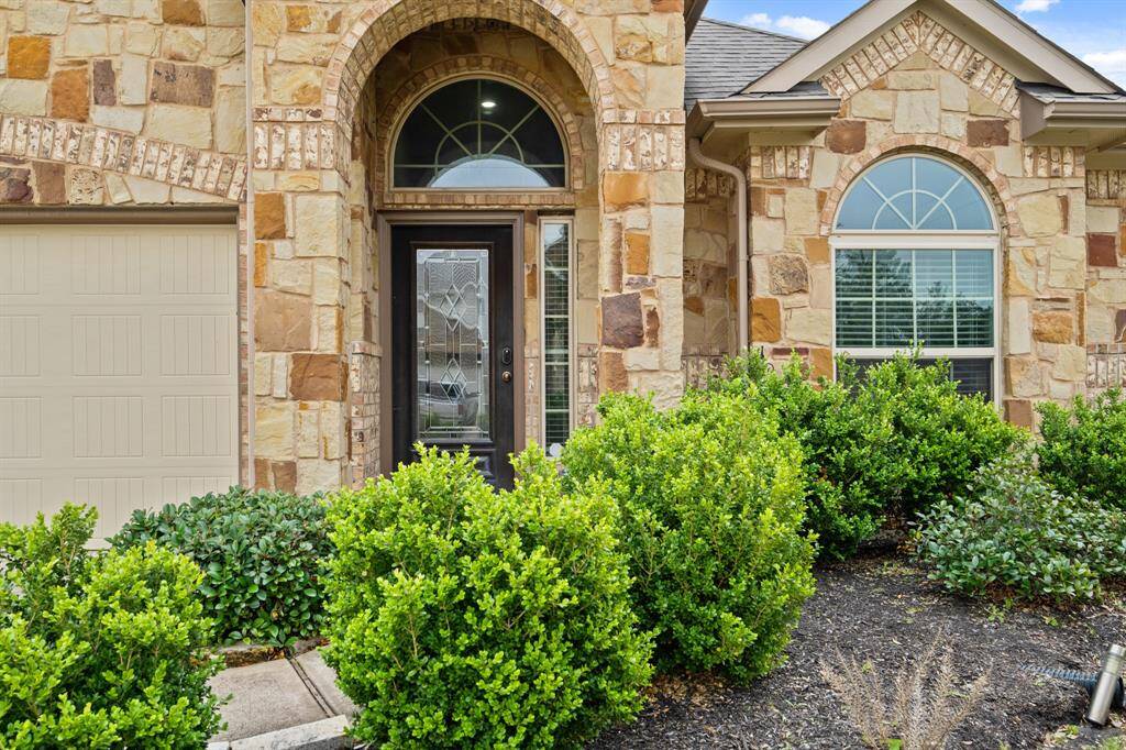 This impressive stately home has a fantastic curb appeal highlighted by a beautiful stone exterior.