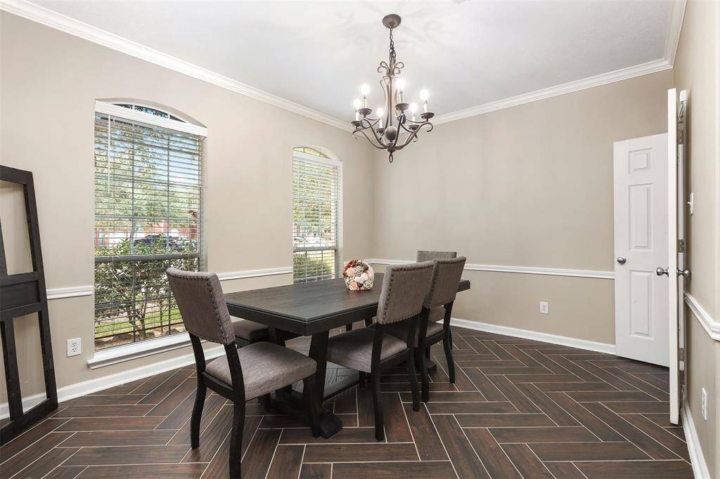This Light & Bright Dining Room will Host All the Holiday Gatherings