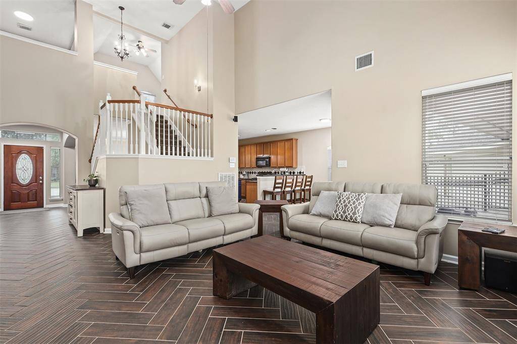 Family Easily Flows to the Kitchen for Easy Entertaining