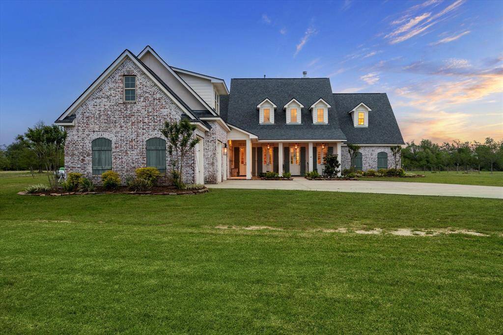 LOOK AT THIS STUNNING SOUTHERN STYLE HOME ON 2.5 ACRES!
