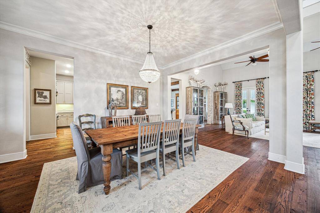 THE EXQUISITE DINING AREA OFFERS A PERFECT FLOW FOR ENTERTAINING WITH EASY ACCESS TO THE KITCHEN FOR EASY SERVICE TO GUESTS