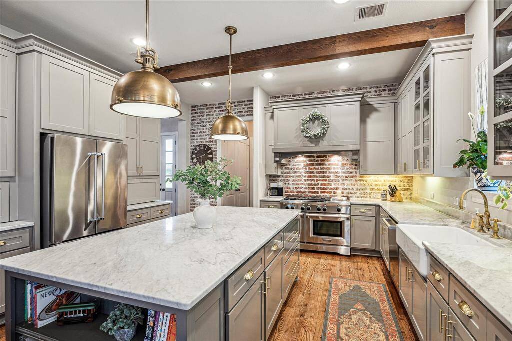 COOK LIKE EMRIL IN THE NEW ORLEANS STYLE CHEF'S KITCHEN!