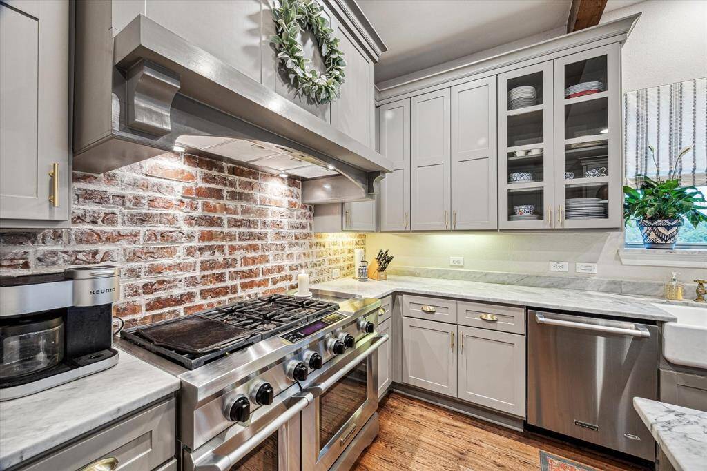 STAINLESS APPLIANCES OFFER A DOUBLE OVEN, 6- BURNER GAS RANGE INCLUDES GRIDDLE