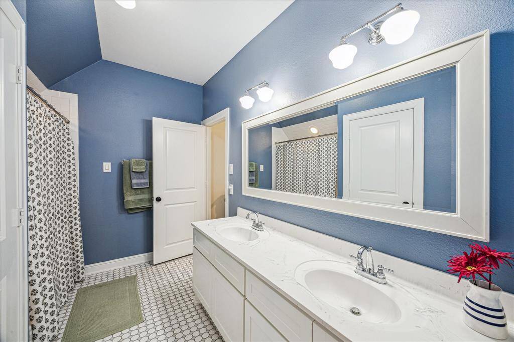 JACK & JILL BATHROOM OFFERS DUAL SINKS AND TUB/SHOWER COMBO