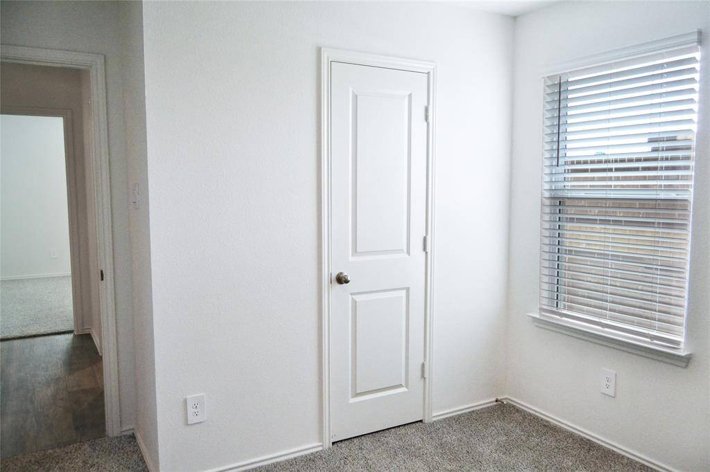 Secondary bedroom.