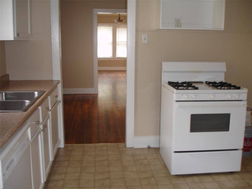 Full Bathroom with tub and shower between the two bedrooms.