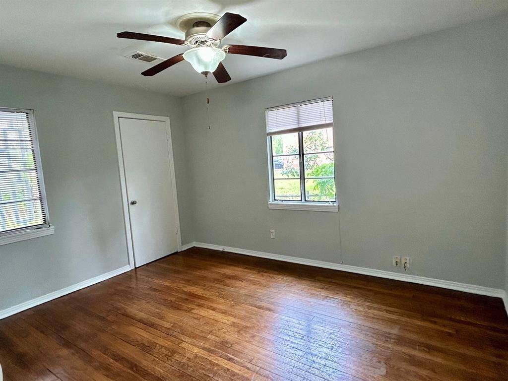 Second bedroom with ceiling fan.
