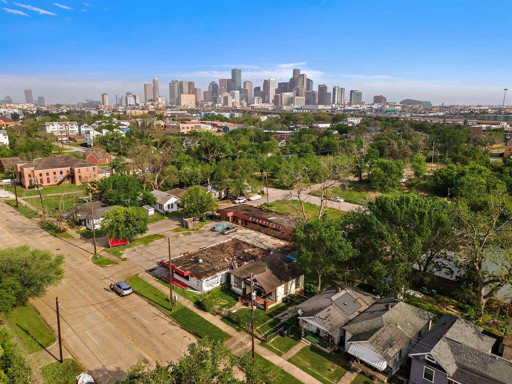 This 5,000 sq ft lot offers versatile development options, whether your plans include modern townhomes, a multi-family build, student housing, or a commercial storefront. Its flexible use and unbeatable location make it ideal for a high-yield project.