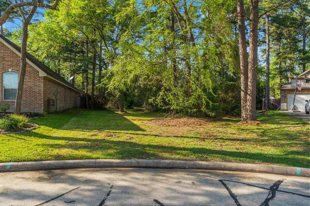 Beautiful, partially cleared, cut-de-sac lot in the wonderful community of Bentwater!