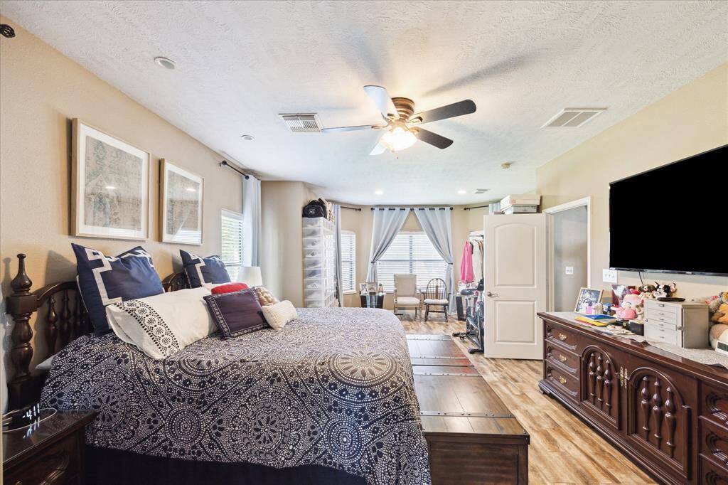 Spacious primary bedroom!