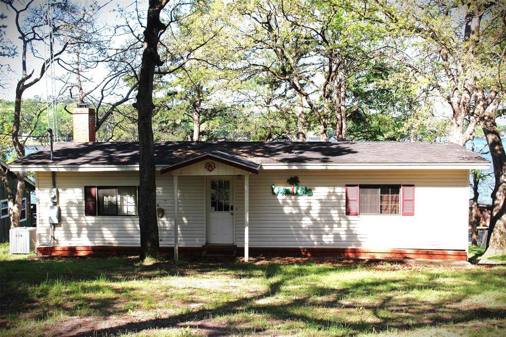 Lake Life Retreat offers all thoise things that come with the summertime at the lake and all the cozyness of a winter cabin.