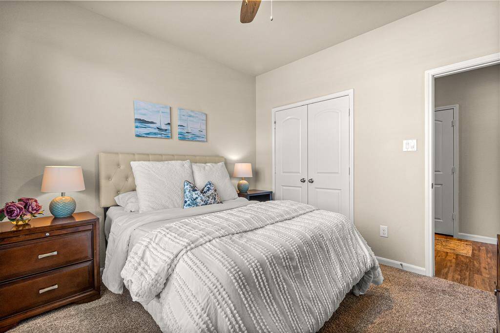 Cozy guest bedroom, ideal for welcoming visitors in comfort and style.