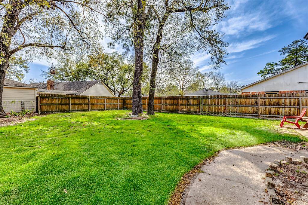 Step outside to discover a spectacular retreat! This pool-sized backyard offers ample green space, towering trees, and endless possibilities for relaxation and outdoor enjoyment.
