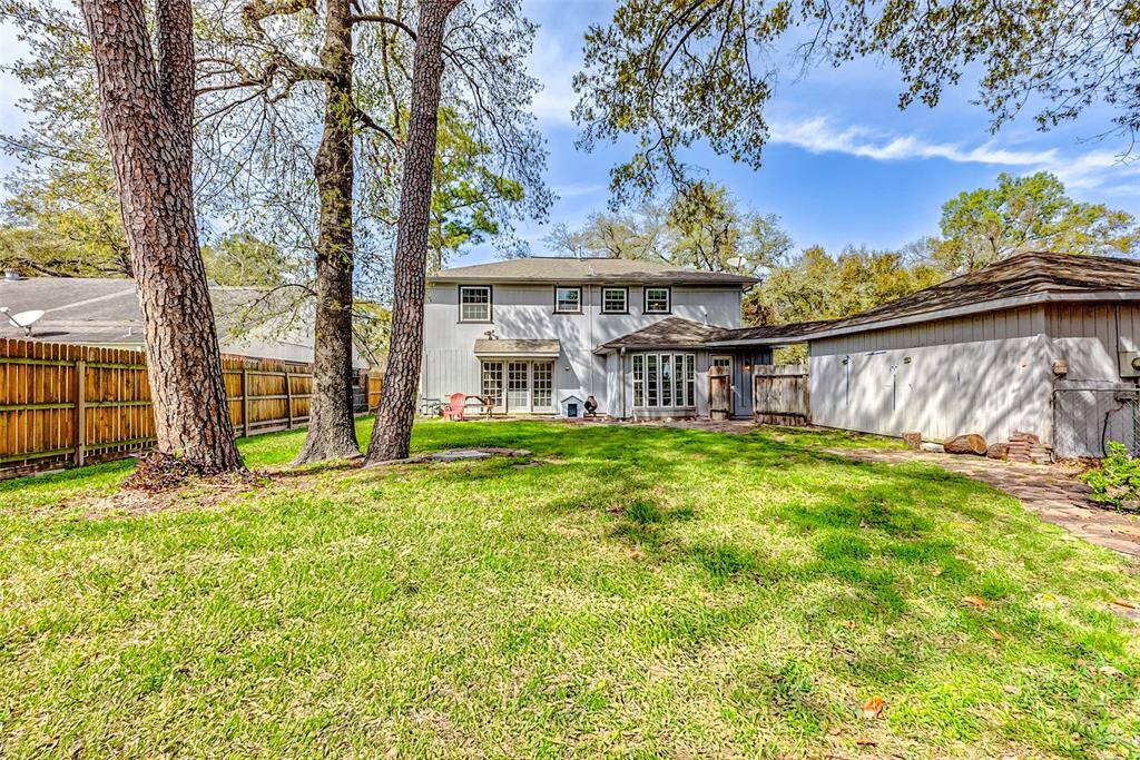 There’s plenty of room to start agarden, create a play area for thefamily, or let your pets roam freely inthis expansive backyard.