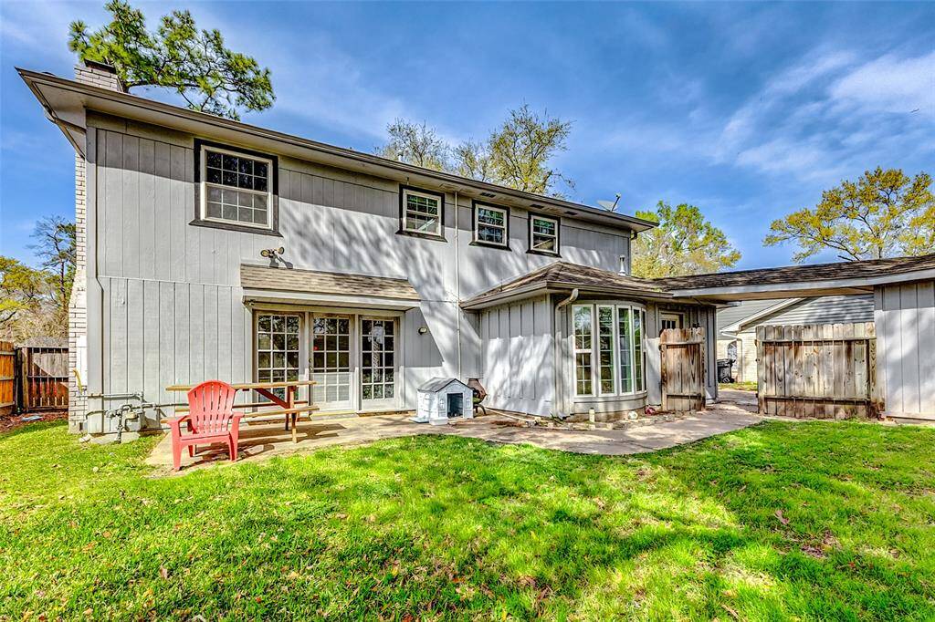 Endless possibilities await! Picture adeck, pool, or garden in this spaciousbackyard—ready for your vision tocome to life!