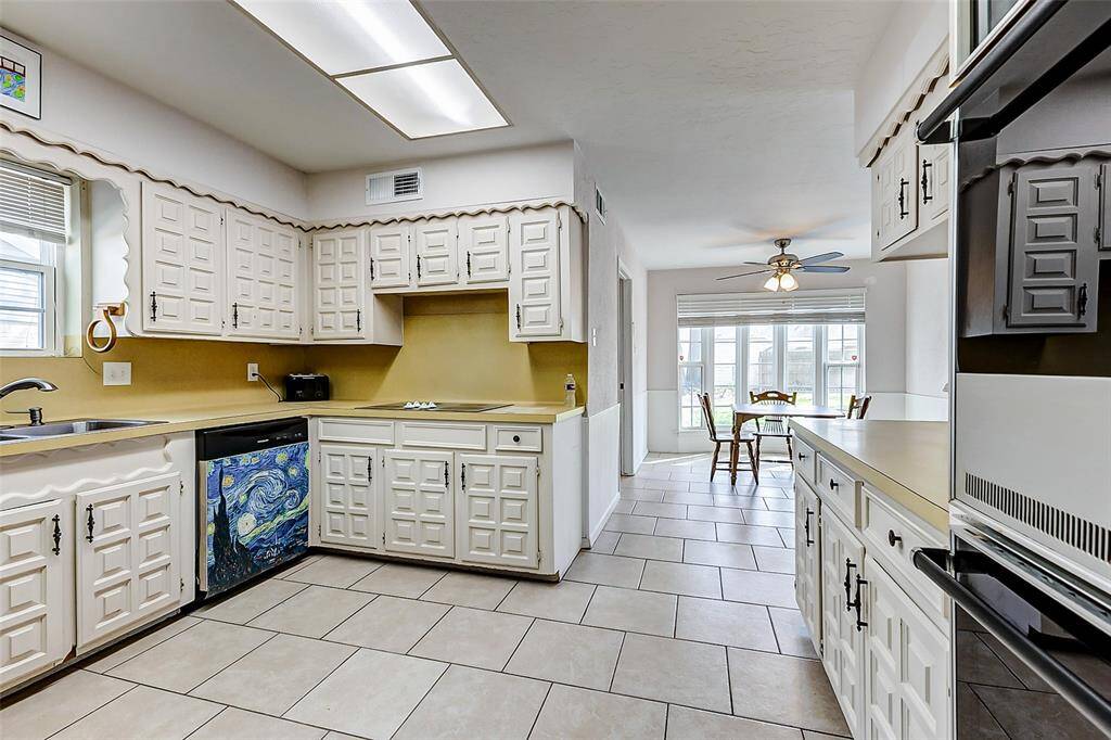 This space is full of potential tobecome something truly special!Take note of the abundant cabinetry,providing ample storage for all yourkitchen essentials and appliances. The sink is perfectlypositioned beneath a large window,offering a lovely view of the spaciousyard while filling the kitchen withnatural light.